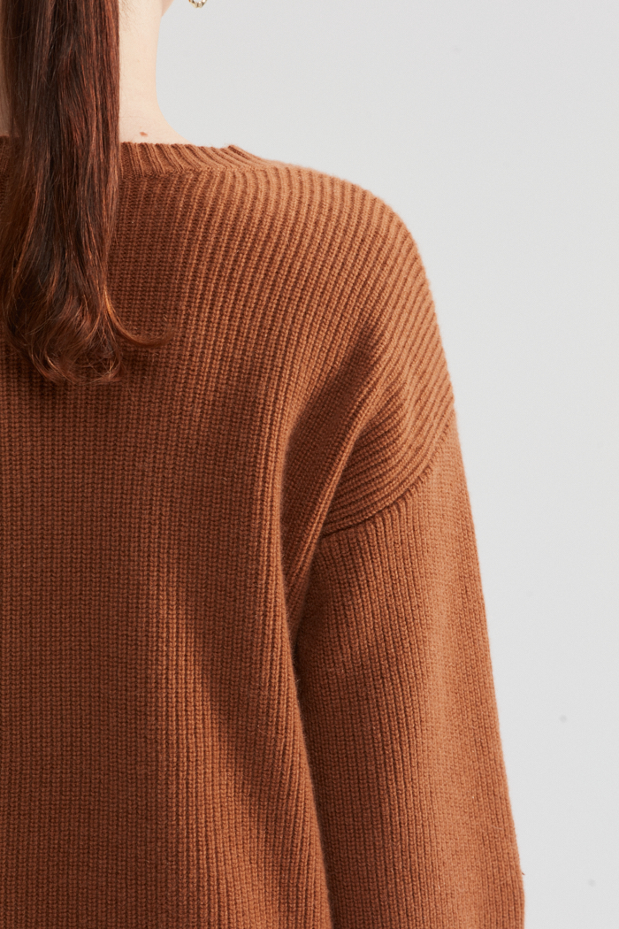 ダークブラウンの長袖セーター