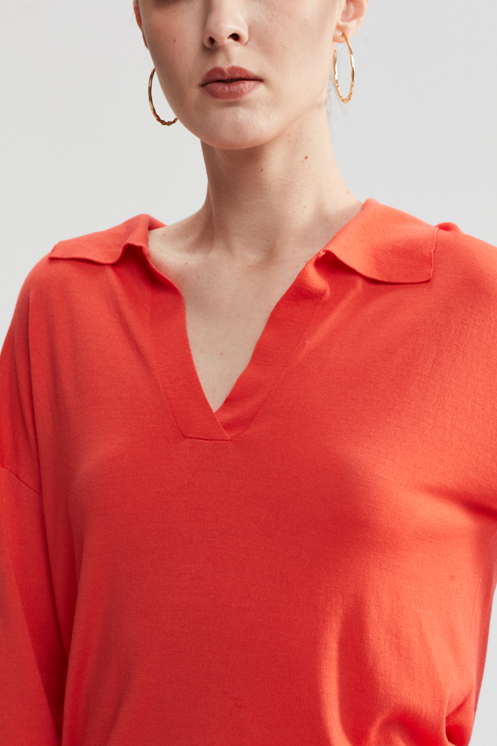 オレンジ色の長袖がセーターを編みます