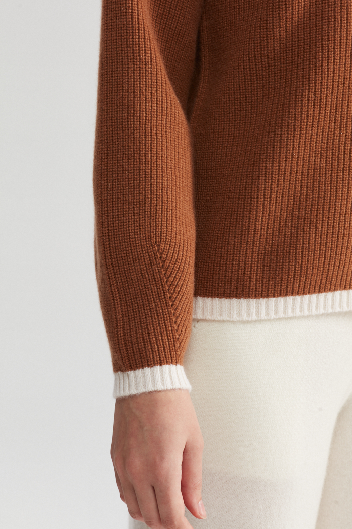 ダークブラウンの長袖セーター